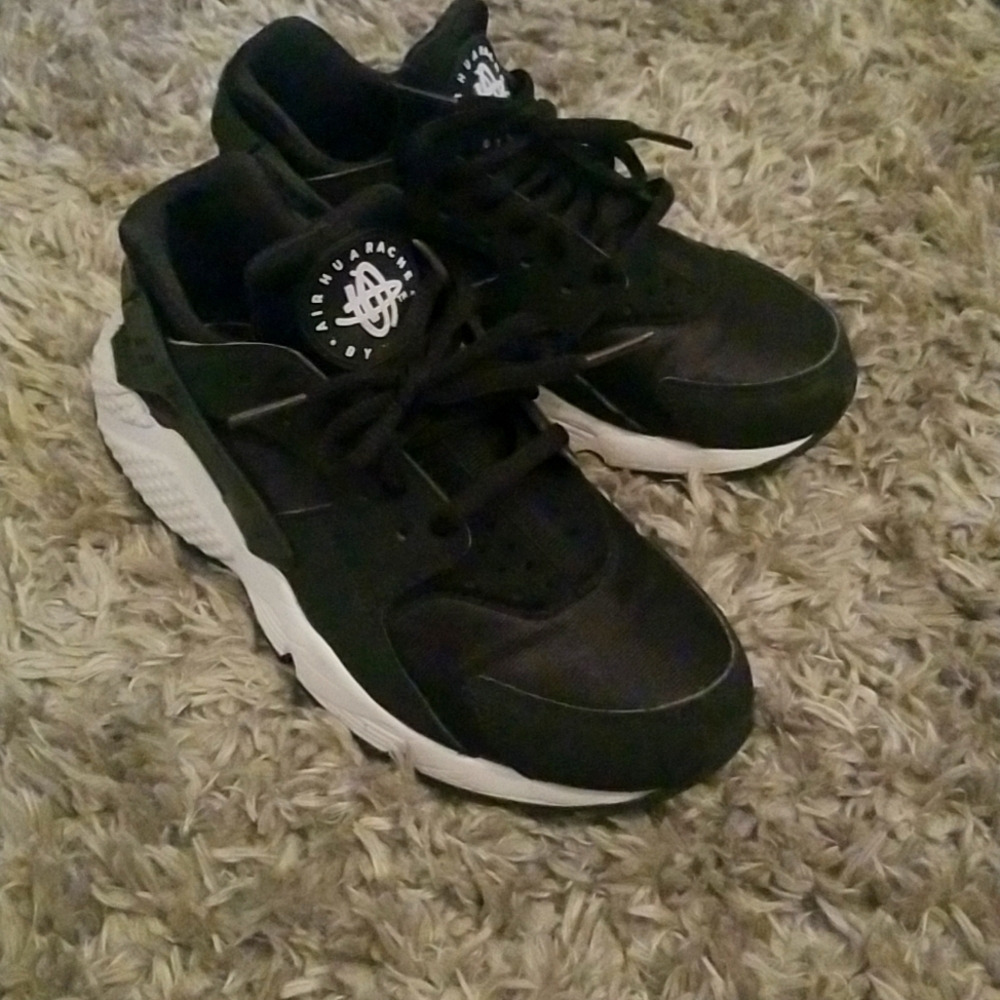 Nike air hurache black and white